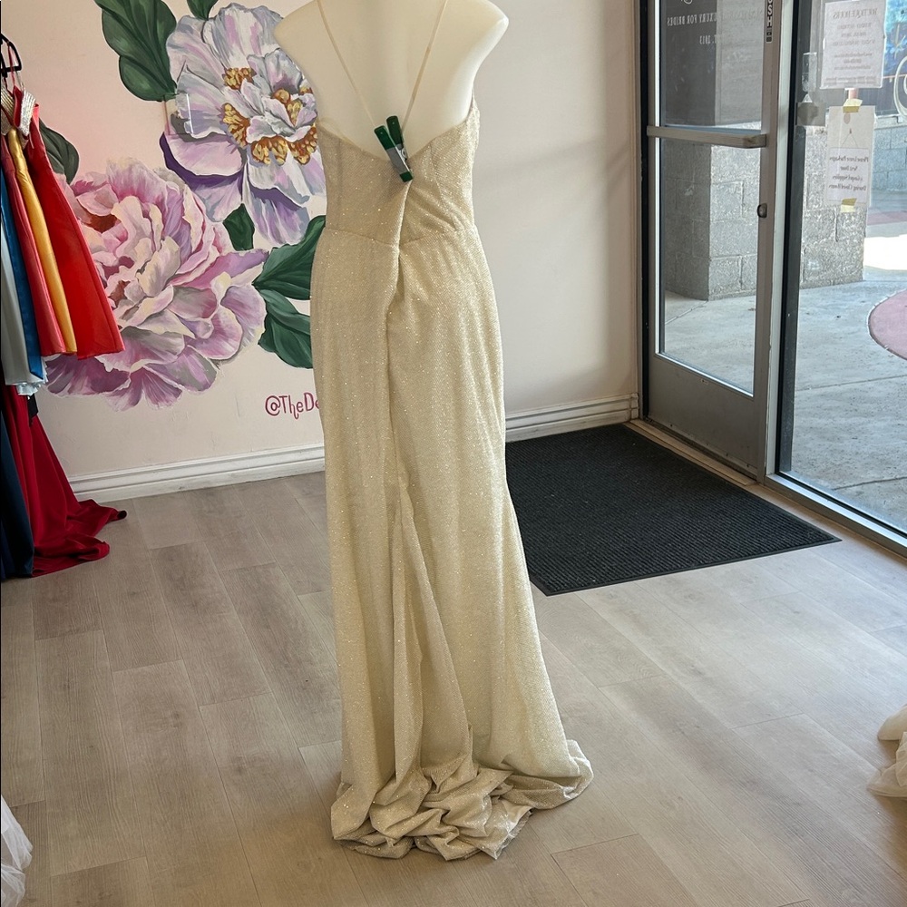 Elle couture White wedding gown with sparkles with Spaghetti Straps - Picture 4 of 5